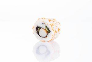 Sushi Rolle gefüllt mit grünem Paprika und gekochter Garnele in Sesame-Mantel