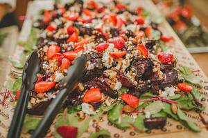 Süßer Salat mit Rucola, Roter Beete und Erdbeeren