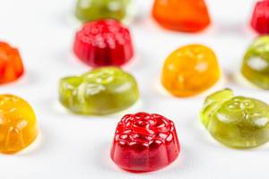 Süßigkeiten: farbiges Fruchtgummi zum Naschen, vor einem weißen Hintergrund