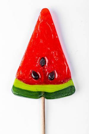 Süßigkeiten-Lutscher in Form einer Wassermelone, auf einem Holzspieß