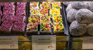 Süßigkeiten: Mini-Brownies und Schokoladenbälle