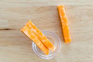 Süßkartoffel-Streifen in einer winzigen Glasschüsseln