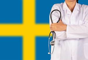 Swedisches Gesundheitssystem symbolisiert durch die Nationalflagge und eine Ärztin mit Stethoskop in der Hand