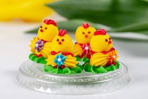 Sweets in the shape of yellow chickens, close -up (Flip 2020)