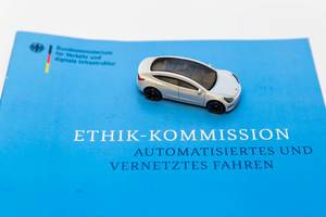 Symbolbild mit Modellauto über den Straßenverkehr der Zukunft: Bericht der Ethik-Komission über automatisiertes und vernetzes Fahren