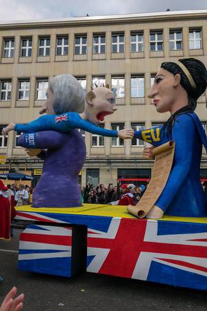 T. May zerrt das Vereinigte Königreich in Gestalt eines Babys von der Mutter EU weg - Kölner Karneval 2018