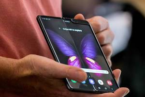 Tablet-Handy: Samsung Galaxy Fold 5G mit aufklappbarem Display lässt sich vom Handy zum Tablet umwandeln
