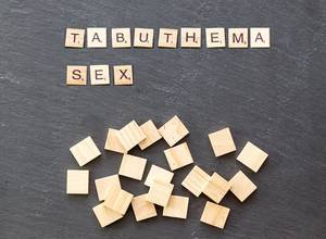 Tabuthema Sex als Memory gelegt auf Steinuntergrund