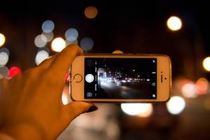 Taking night pictures of a street with an iPhone