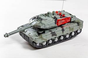 Tank-Spielzeug aus Kunststoff auf einem weißen Holztisch