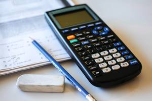 Taschenrechner, Bleistift und Radiergummi. Mathematik-Hausaufgaben