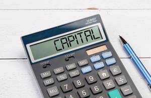 Taschenrechner zeigt das Wort "Kapital" (capital) im Display an