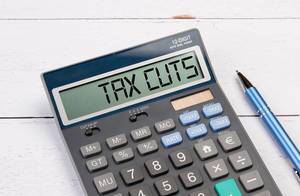Taschenrechner zeigt den Text "Steuersenkung" (Tax Cuts) im Display an
