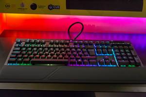 Tastaturen mit RGB-Tastenbeleuchtung am Stand von Corsair