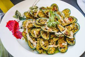 Tasty mussel paella dish served (Flip 2019)