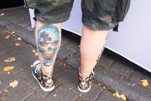 Tattoo mit dämonischem Totenschädel - Straßenfest, Käln