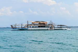 Tawhai Floating Bar, ein Restaurantschiff vor Lakawon Island im Norden von Negros, Philippinen