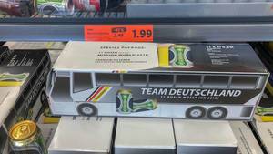 Team Deutschland: Elf Bierdosen in einer Schachtel in Form des Buses der deutschen Fußball-Nationalmannschaft