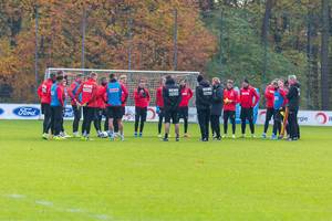 Teamkreis und Anfangsbesprechung von Markus Gisdol, dem neuen Trainer des 1.FC Köln