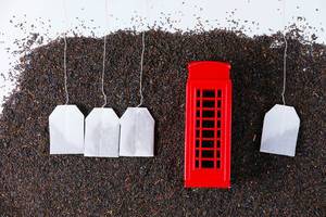 Teatime: Teebeutel und eine britische Telefonzelle