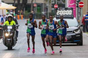Tefera, Aweke, Dawit and Martin at the 2 hour mark at the Frankfurt Marathon