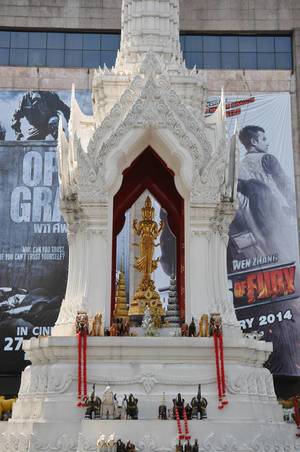Tempel mit Opfergaben mitten in der Stadt - Thailand