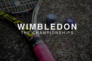 Tennisschläger neben farbigem Schlägertape / Griptape auf einer Steinoberfläche, hinter der Aufschrift "Wimbledon The Championships", dem Namen der jährlichen Sportveranstaltung in London