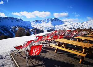 Terrasse in Skigebiet Vars mit atemberaubendem Blick auf umliegende Berge an sonnigem Wintertag