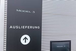Tesla Auslieferungshalle für das Model 3 Elektroauto in Neuss