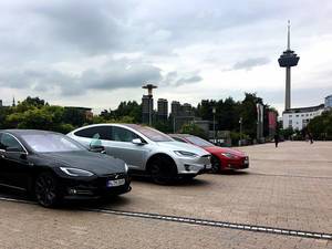 Tesla-Autos in Köln