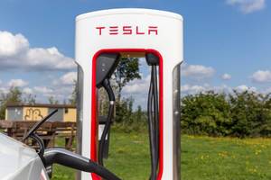 Tesla Model 3 beim Aufladen an der Supercharger Schnellladestation in Wilnsdorf