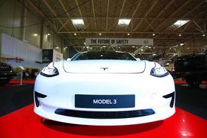 Tesla Model 3 im Weiß, Nahaufnahme von vorne