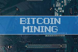 Text Bitcoin Mining vor einer elektronischen Leiterplatte als Hintergrund