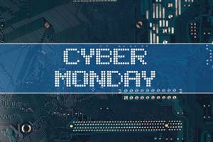 Text Cyber Monday vor einer elektronischen Leiterplatte als Hintergrund