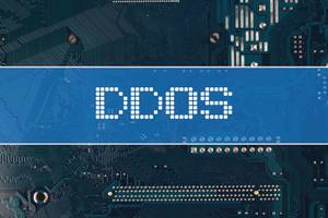 Text DDOS vor einer elektronischen Leiterplatte als Hintergrund