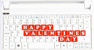 Text HAPPY VALENTINES DAY (Froher Valentinstag) als rote Tasten auf weißer Tastatur