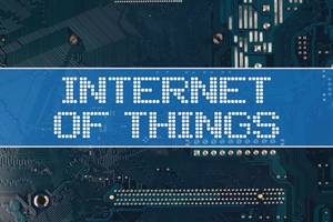 Text Internet of Things vor einer elektronischen Leiterplatte als Hintergrund
