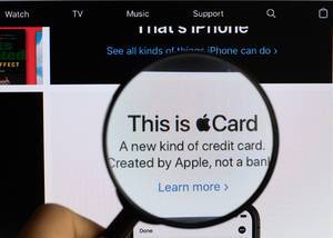 Text mit eingebautem Logo von "This is Apple Card", wirbt für eine Kreditkarte,  vergrößert durch eine Lupe dargestellt