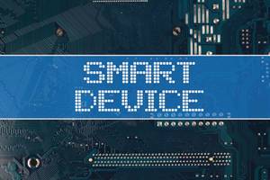 Text Smart Device vor einer elektronischen Leiterplatte als Hintergrund
