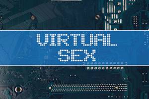 Text Virtual Sex vor einer elektronischen Leiterplatte als Hintergrund