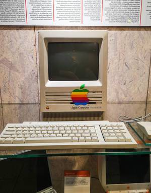 The Apple Macintosh SE computer