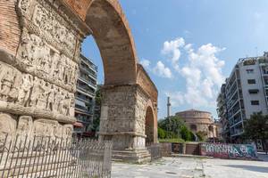 The Arch of Galerius and the Rotònda Roman Temple in the background
