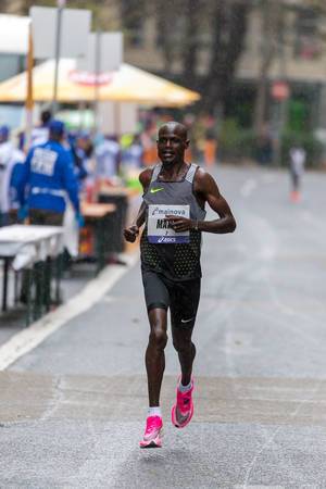 The Kenyan Mark in the rain of Frankfurt Marathon