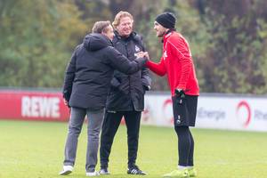 The new Leader at 1.FC Köln Horst Heldt and Markus Gisdol have a talk with defender Rafael Czichos