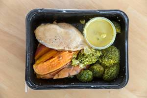 The Prep My Meal - weightloss-box with chicken breast, sweet potatoes and broccoli with curry sauce
