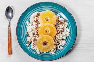 The view from the top the cottage cheese with raisins, flax seeds and dried pineapple rings (Flip 2019)