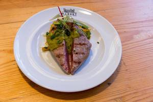 Thunfisch-Steak gefüllt mit Gemüse und grünem Curry im TimeOut Market Lissabon