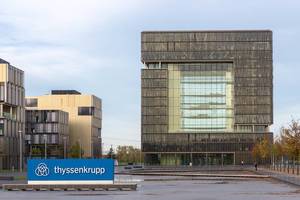 Thyssen Krupp Hauptgebäude mit Logo im Vordergrund: moderne Architektur in Essen