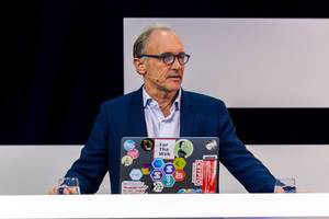 Tim Berners-Lee diskutiert über die Zukunft vom Web auf der Bühne der Digital X in Köln