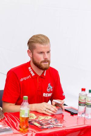 Timo Horn signing autograph cards